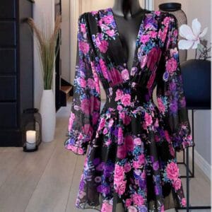 Robe noire fleurie